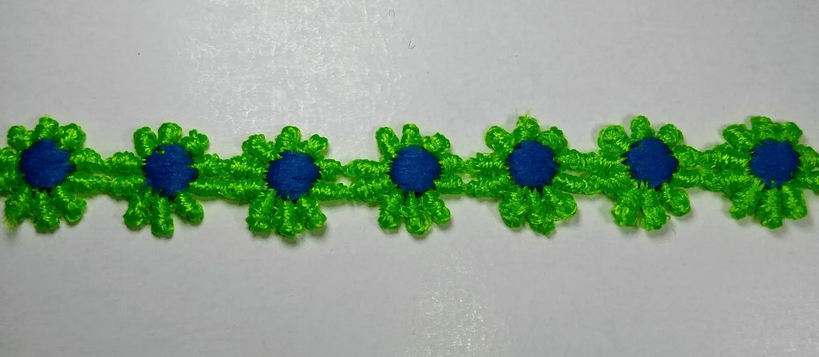 1" Venice Lace Daisy Trim Col. Lime / Blue - Put up: 10 Continuous Yards
