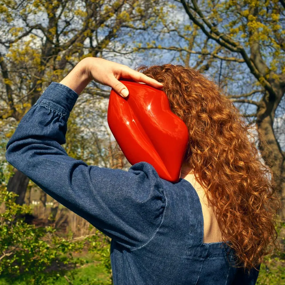 CLASSIC RED MEDIUM LIPS CLUTCH BAG