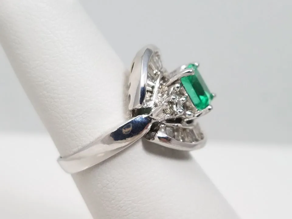 Elegant 18k White Gold Natural Emerald Diamond Ring