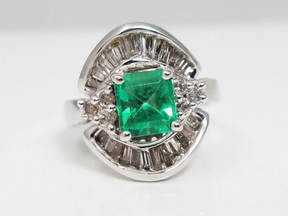Elegant 18k White Gold Natural Emerald Diamond Ring
