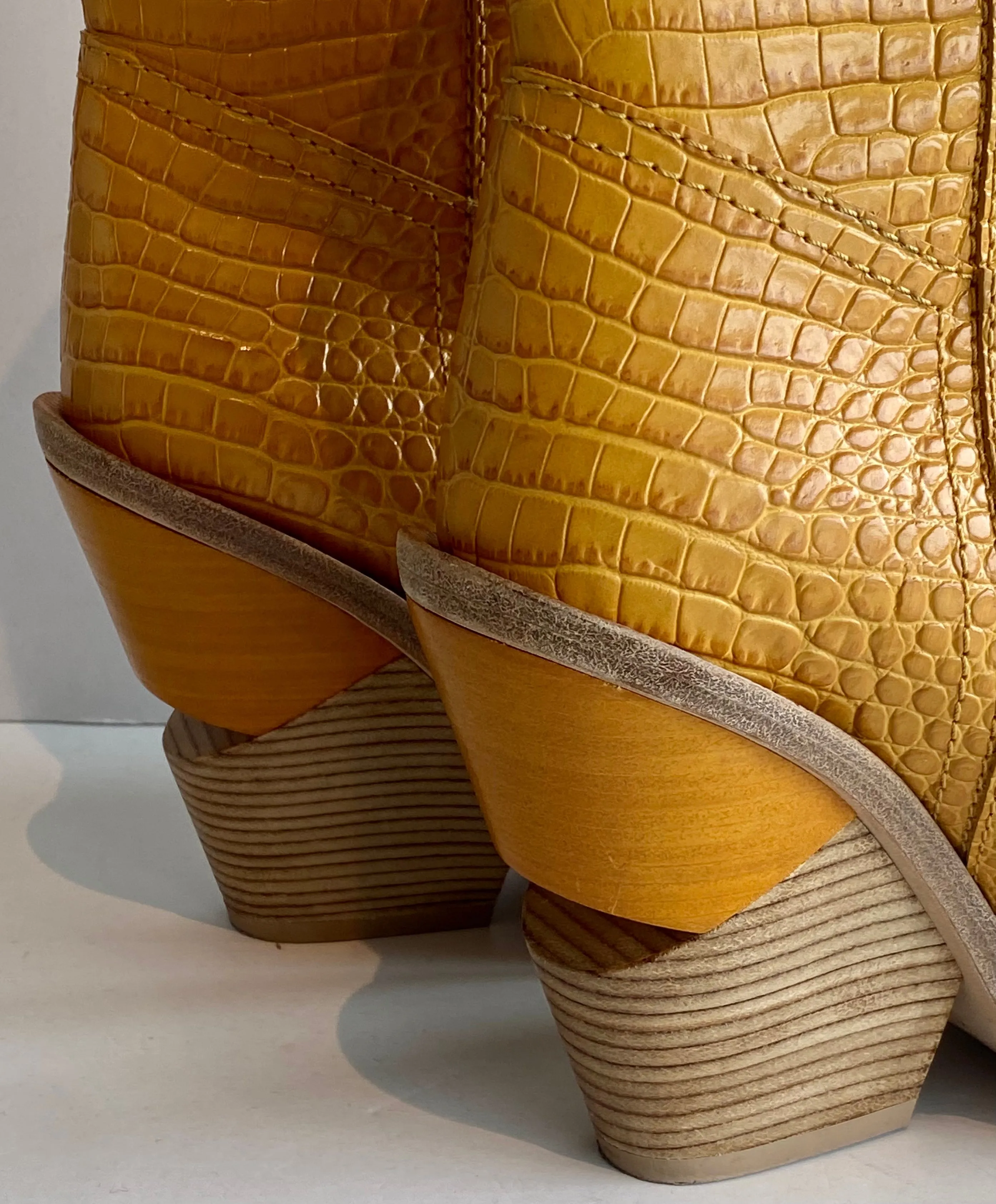 Sure! Heres an optimized title for the e-commerce product:

Luxury Western-Inspired Fendi Cowboy Leather Boots for Men and Women