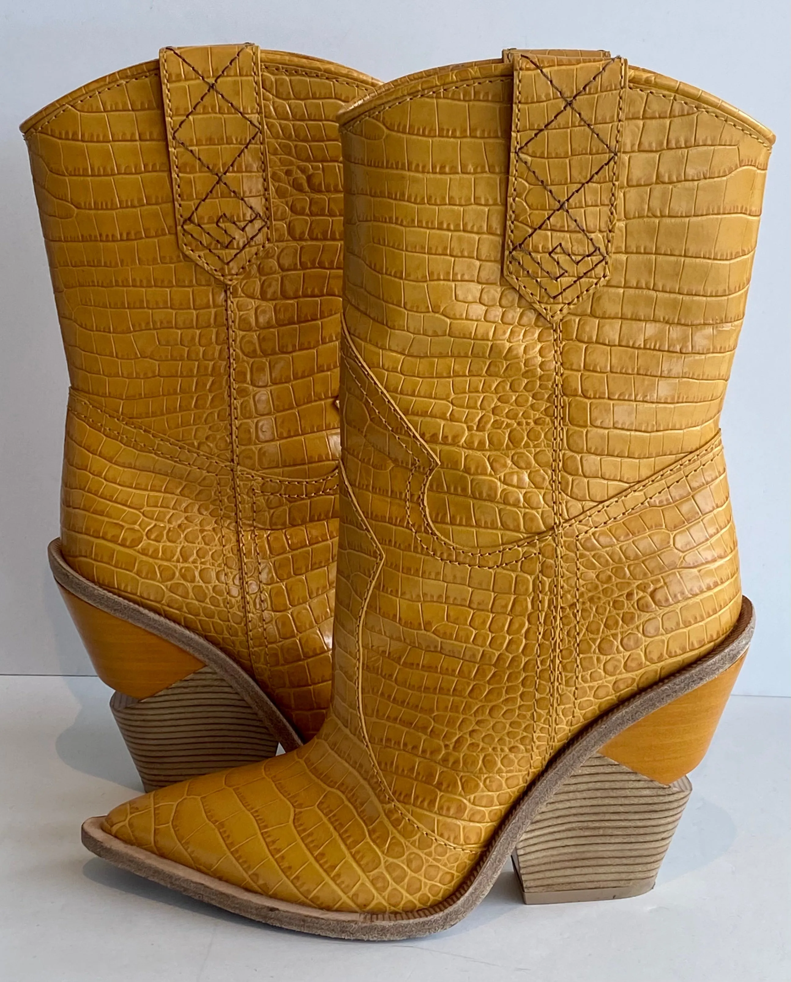 Sure! Heres an optimized title for the e-commerce product:

Luxury Western-Inspired Fendi Cowboy Leather Boots for Men and Women