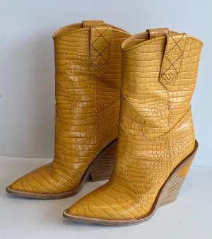 Sure! Heres an optimized title for the e-commerce product:

Luxury Western-Inspired Fendi Cowboy Leather Boots for Men and Women