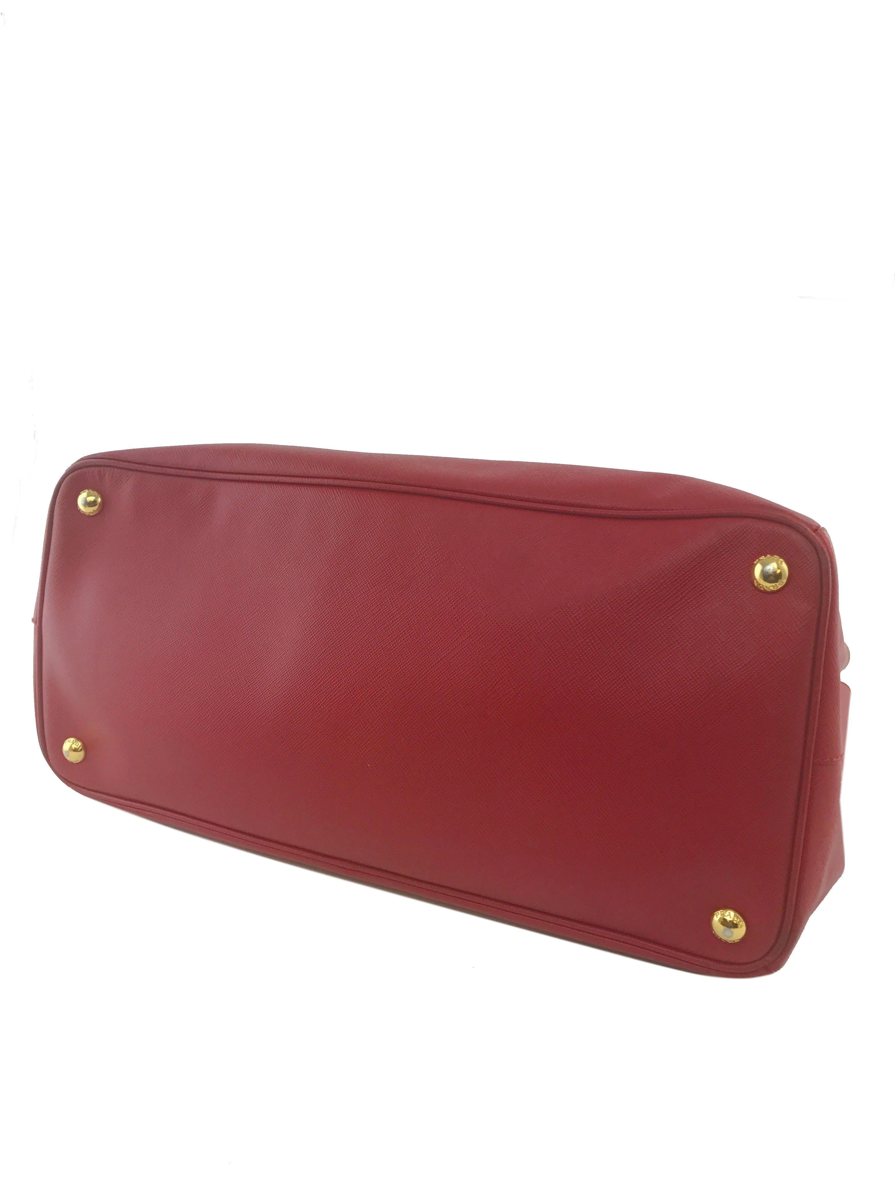 Prada Saffiano Lux Large Tote Bag optimized for e-commerce with modifiers would be:

Prada Large Saffiano Lux Leather Tote Bag - Elegant Designer Handbag

This title includes materials and style, enhancing searchability and appeal.