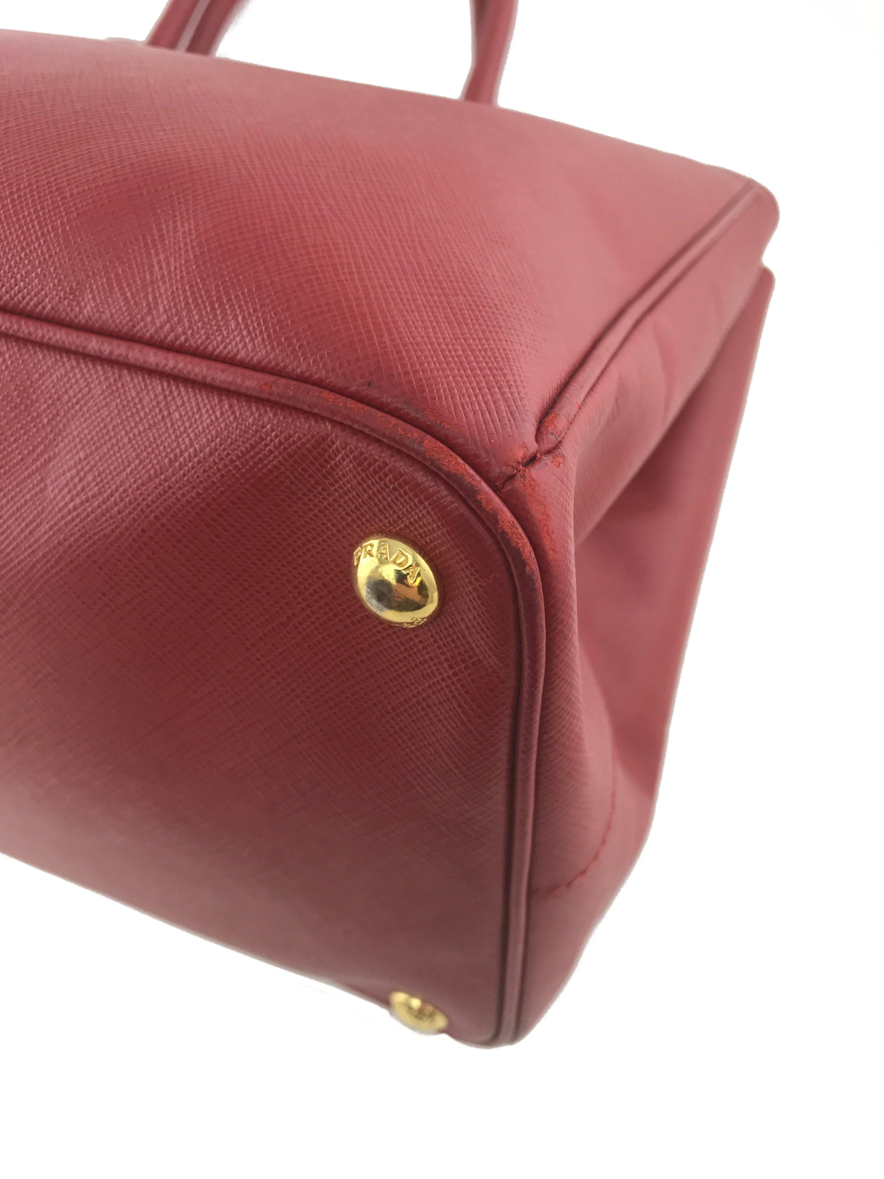 Prada Saffiano Lux Large Tote Bag optimized for e-commerce with modifiers would be:

Prada Large Saffiano Lux Leather Tote Bag - Elegant Designer Handbag

This title includes materials and style, enhancing searchability and appeal.