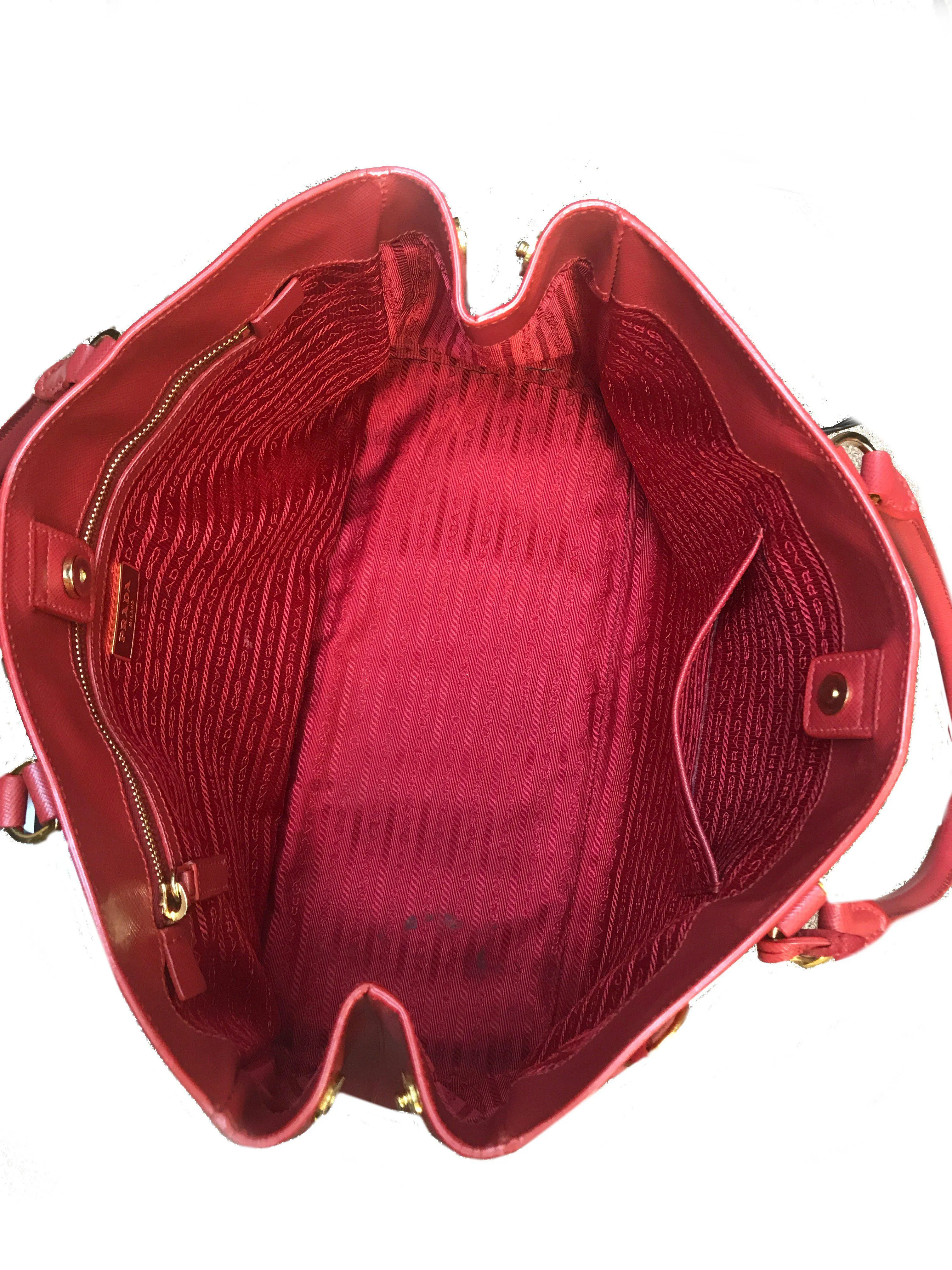 Prada Saffiano Lux Large Tote Bag optimized for e-commerce with modifiers would be:

Prada Large Saffiano Lux Leather Tote Bag - Elegant Designer Handbag

This title includes materials and style, enhancing searchability and appeal.