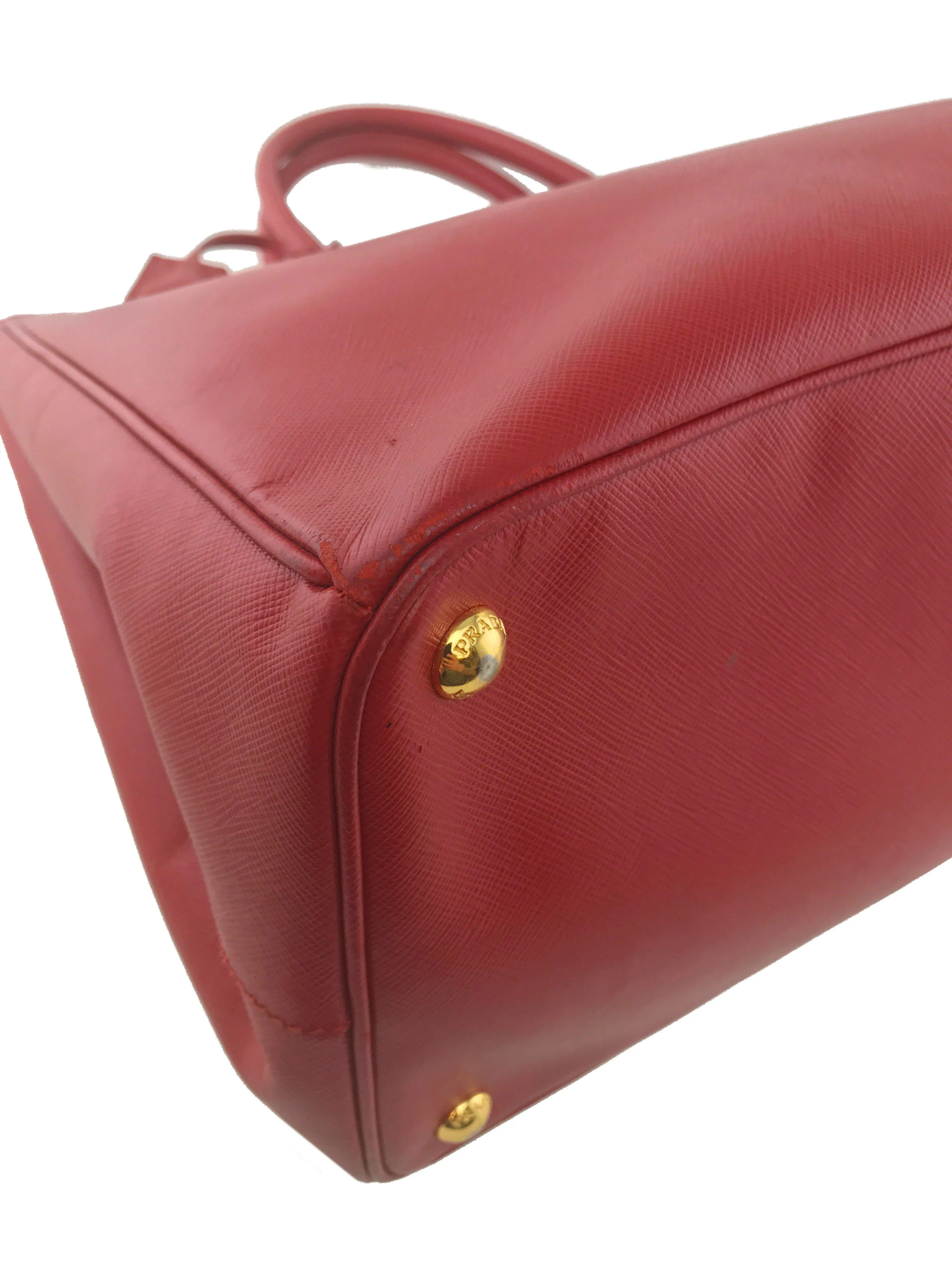 Prada Saffiano Lux Large Tote Bag optimized for e-commerce with modifiers would be:

Prada Large Saffiano Lux Leather Tote Bag - Elegant Designer Handbag

This title includes materials and style, enhancing searchability and appeal.