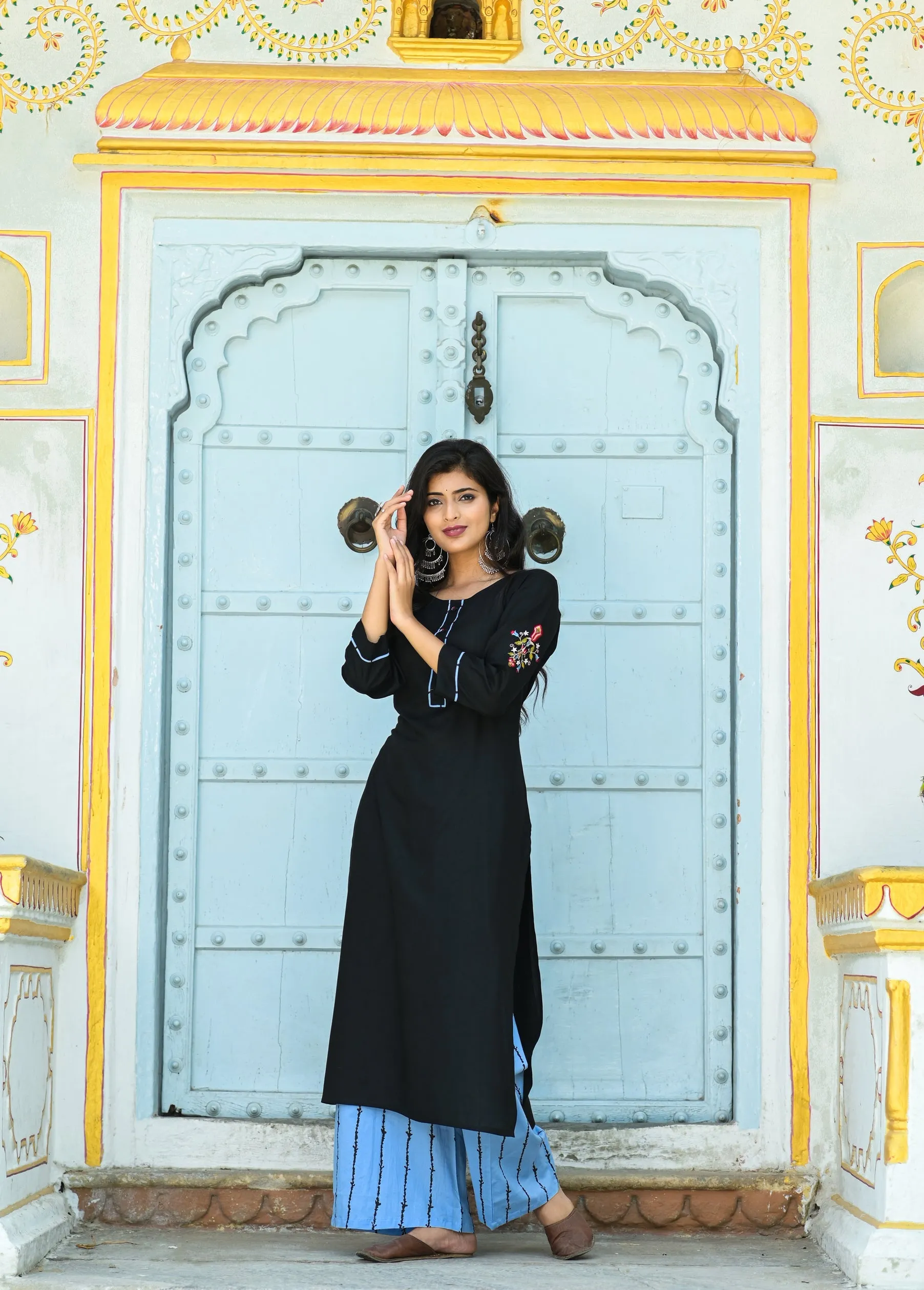 Women Black Solid Kurta Set