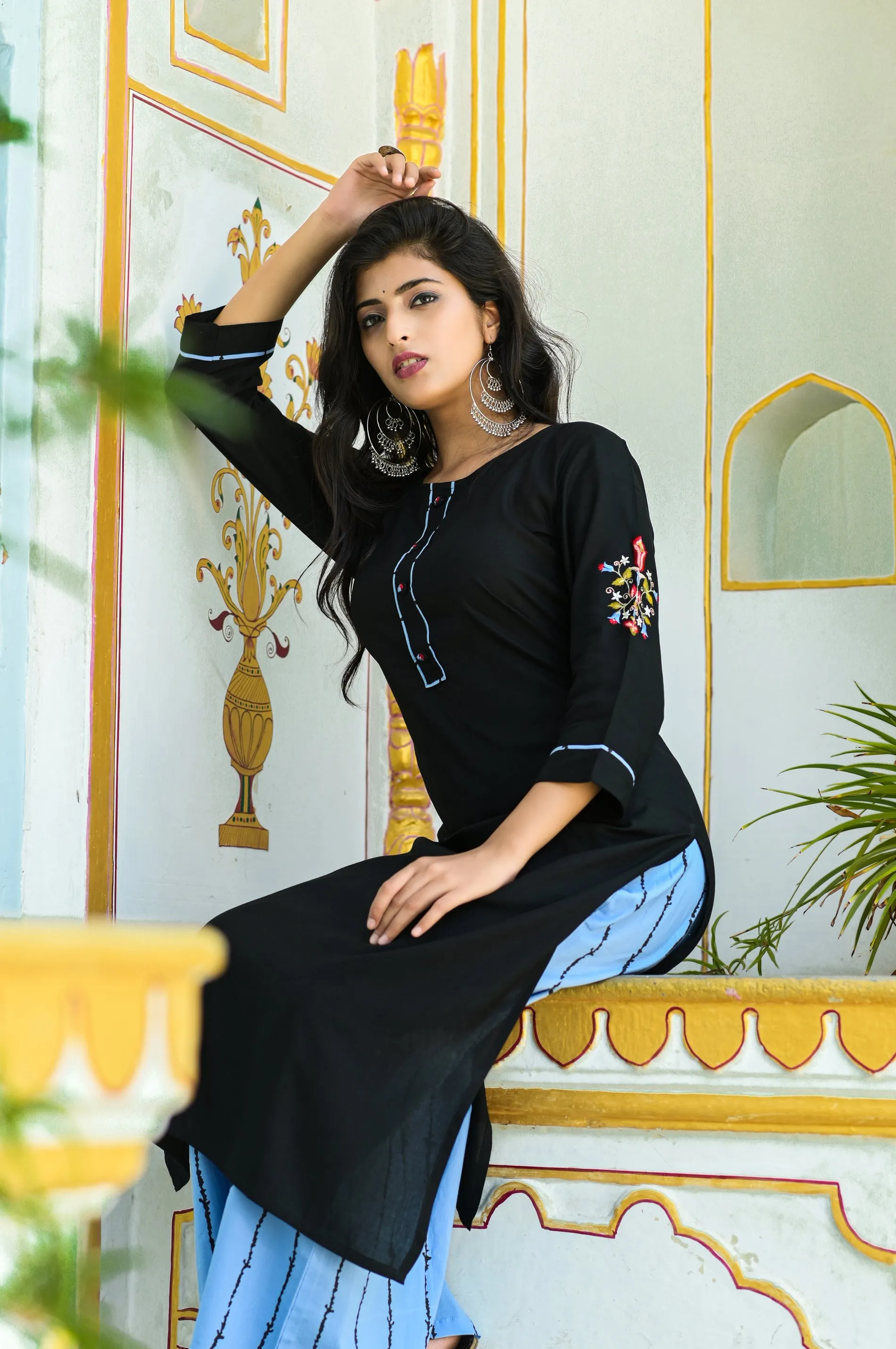 Women Black Solid Kurta Set