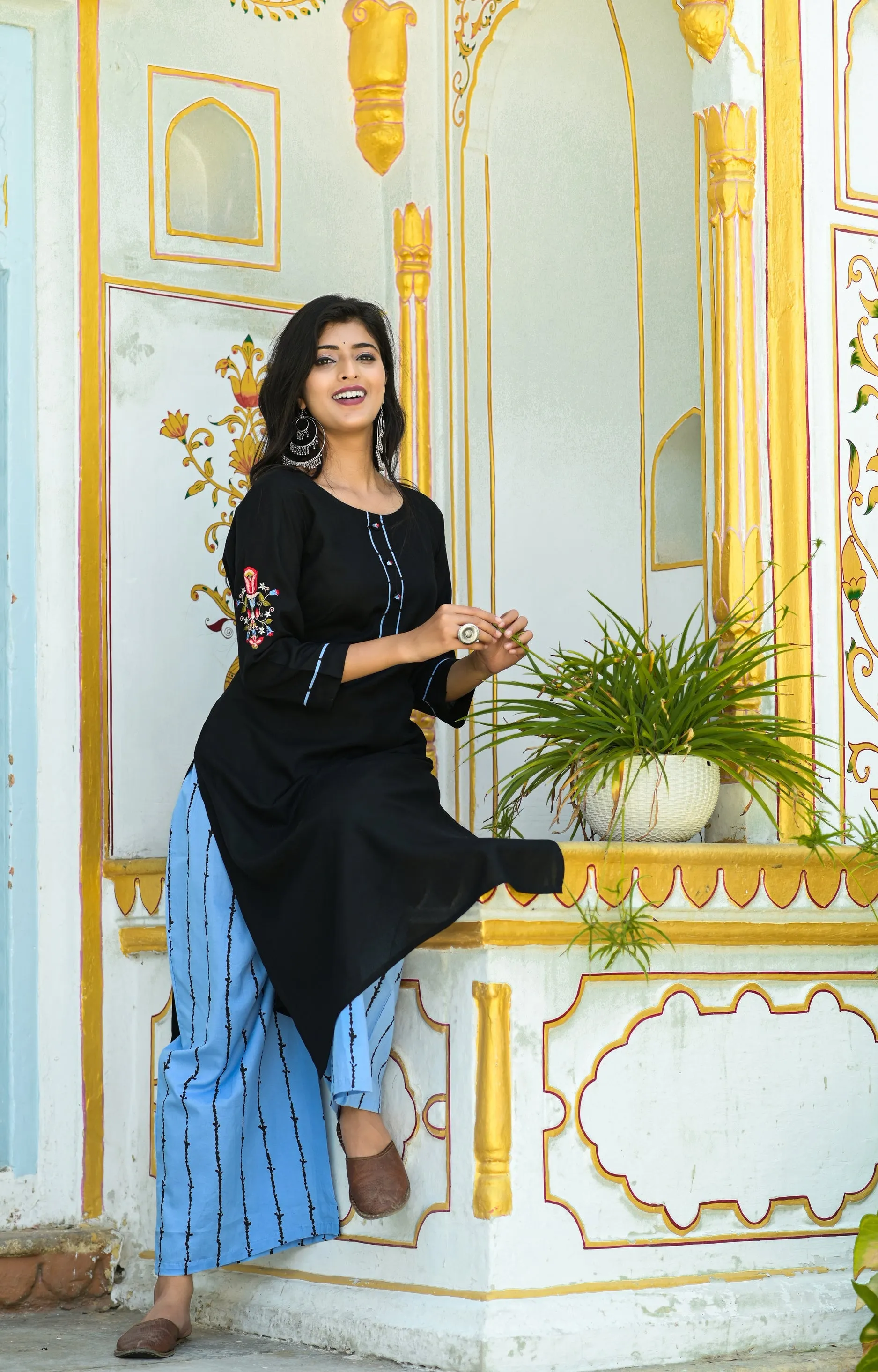 Women Black Solid Kurta Set